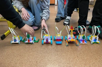 Lego robotika a závody autíček, která vyrobili studenti.