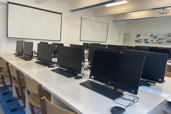 Moderně vybavená učebna informatiky s počítači, projektory a veškerým vybavením.